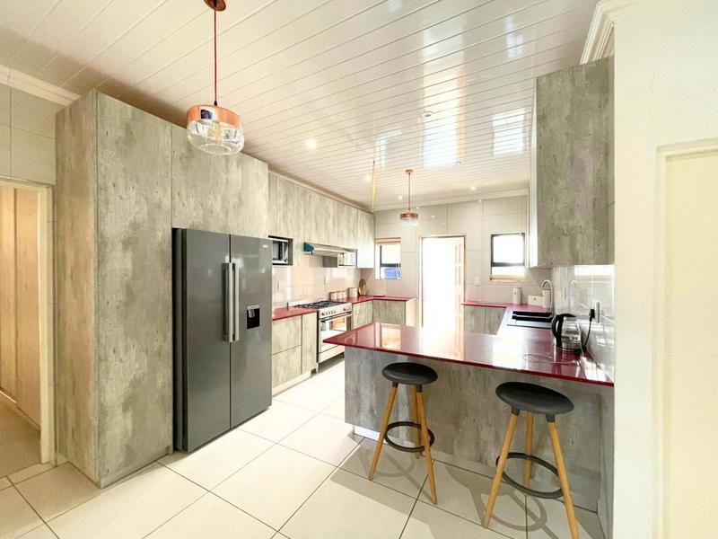 6 Bedroom Property for Sale in Chatsworth Western Cape